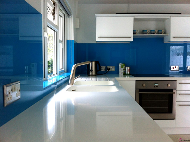Tại sao nhiều người thích chọn kính màu trang trí bếp
